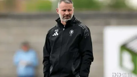 湖人迎强力新援加盟，詹姆重返中锋位，里弗斯表现卓越